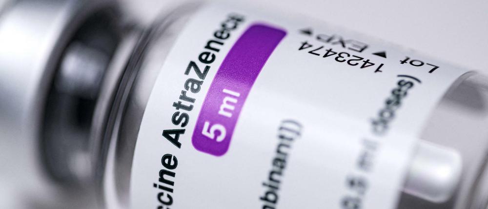 Der Covid-19-Impfstoff von Astrazeneca verhindert hoch wirksam schwere Erkrankungen und Todesfälle durch die Infektion. Wegen Nebenwirkungen wurde er in einigen europäischen Ländern jedoch aus den Impfprogrammen genommen.