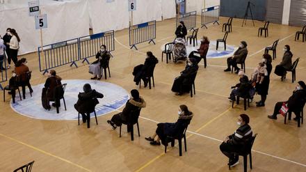 Ultra-orthodoxe jüdische Frauen warten in einem Impfzentrum auf ihre Immunisierung. In Israel ist das Impfprogramm bereits weit fortgeschritten und die Covid-19-Inzidenz sinkt.