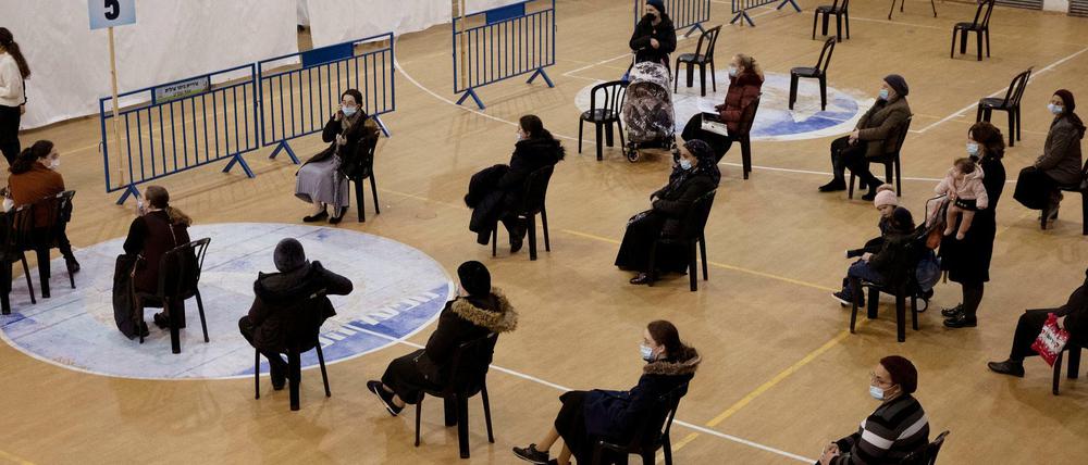 Ultra-orthodoxe jüdische Frauen warten in einem Impfzentrum auf ihre Immunisierung. In Israel ist das Impfprogramm bereits weit fortgeschritten und die Covid-19-Inzidenz sinkt.