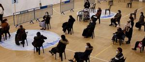 Ultra-orthodoxe jüdische Frauen warten in einem Impfzentrum auf ihre Immunisierung. In Israel ist das Impfprogramm bereits weit fortgeschritten und die Covid-19-Inzidenz sinkt.