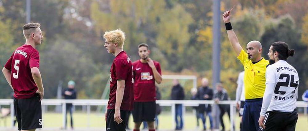 Schiedsrichter haben es nicht leicht, insbesondere im Amateurfußball.