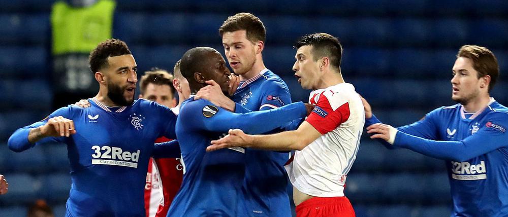 Laut Glasgows Trainer Steven Gerrard wurde sein Spieler Glen Kamara von Ondrej Kudela rassistisch beleidigt.