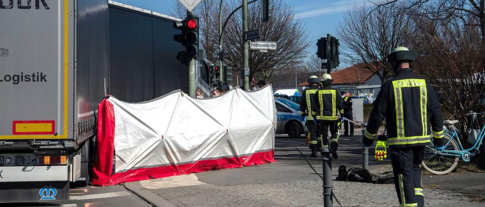 Bei einem Unfall in Berlin-Weißensee ist ein Radfahrer oder eine Radfahrerin getötet worden. 