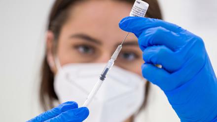 Eine Impfspritze wird aufgezogen.