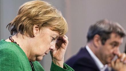 Bundeskanzlerin Angela Merkel (CDU), und Bayerns Ministerpräsident Markus Söder (CSU) nehmen an einer Pressekonferenz im Kanzleramt nach den Beratungen von Bund und Ländern teil. Der seit Monaten andauernde Lockdown in Deutschland wird angesichts steigender Corona-Infektionszahlen bis zum 18. April verlängert.