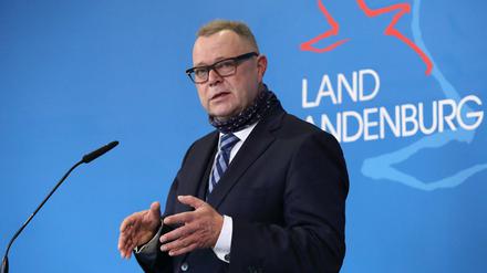 Brandenburgs Innenminister Michael Stübgen (CDU) lässt Gewalt und Bedrohungen gegen Kommunalpolitiker untersuchen.