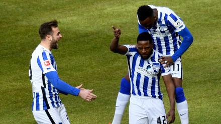 Endlich Stütze. Die beiden Neuen Lucas Tousart (l.) und Deyovaisio Zeefuik (M.) waren an Herthas Sieg gegen Leverkusen entscheidend beteiligt.