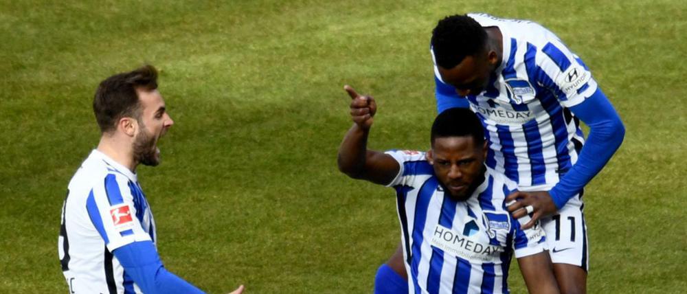 Endlich Stütze. Die beiden Neuen Lucas Tousart (l.) und Deyovaisio Zeefuik (M.) waren an Herthas Sieg gegen Leverkusen entscheidend beteiligt.