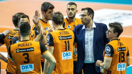 Trainer Cedric Enard kann zum Geburtstag keinen Sieg feiern, denn die Berliner unterliegen eindeutig gegen Düren. 