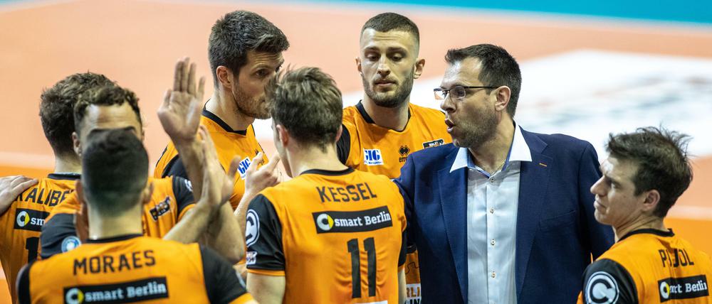 Trainer Cedric Enard kann zum Geburtstag keinen Sieg feiern, denn die Berliner unterliegen eindeutig gegen Düren. 