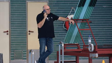 Gesundheitsamt an der Strippe. Spandau-04-Manager Peter Röhle am Samstag in der Schwimmhalte Schöneberg. 