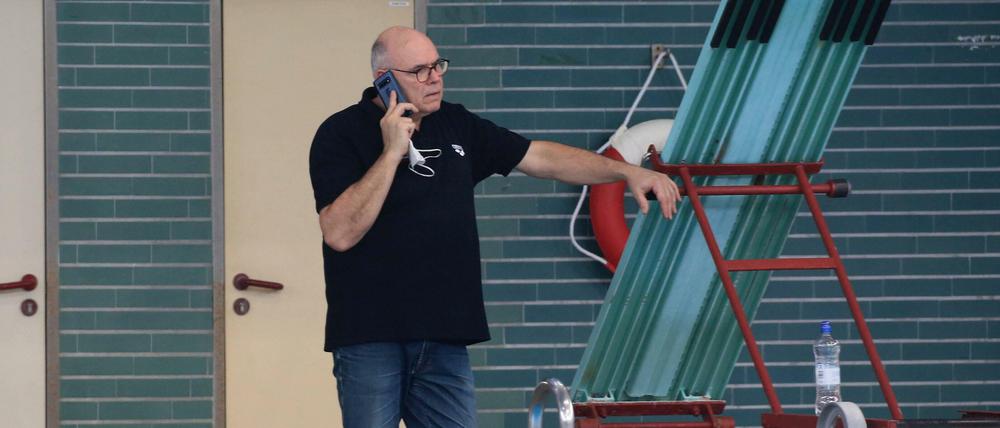 Gesundheitsamt an der Strippe. Spandau-04-Manager Peter Röhle am Samstag in der Schwimmhalte Schöneberg. 