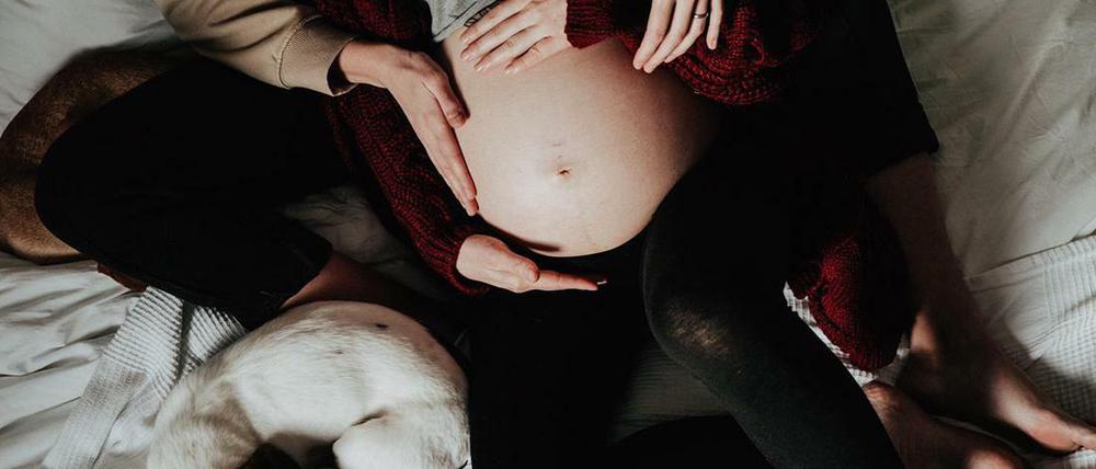 Nicht nur lesbische Frauenpaare sind von Diskriminierung im Abstammungsrecht betroffen, sondern auch nicht binäre Personen.