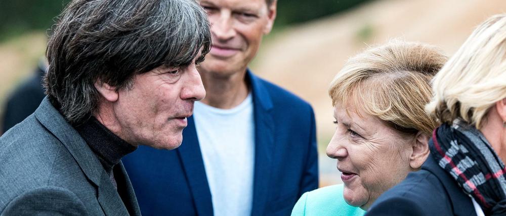 Bundestrainer Jogi Löw und Bundeskanzlerin Angela Merkel werden 2021 als Ex-Bundestrainer und Ex-Bundeskanzlerin beschließen.