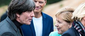 Bundestrainer Jogi Löw und Bundeskanzlerin Angela Merkel werden 2021 als Ex-Bundestrainer und Ex-Bundeskanzlerin beschließen.