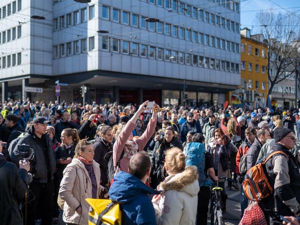Kein Abstand, keine Maske. In Kassel hat die Querdenker-Bewegung wieder einmal den Staat überrumpelt. Die Polizei war der aggressiven Masse nicht gewachsen