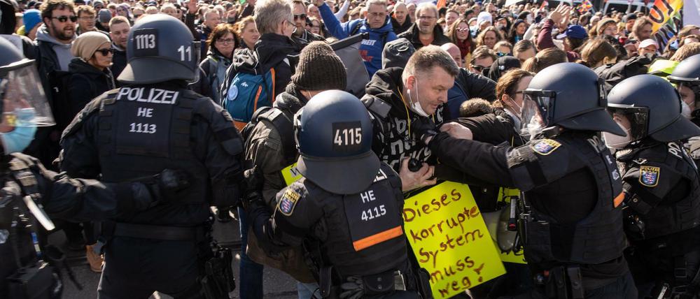Angriff auf die Polizei. Coronaleugner waren am Sonnabend in Kassel nicht aufzuhalten. Zur Demonstration kamen weit mehr Querdenker, als erlaubt.