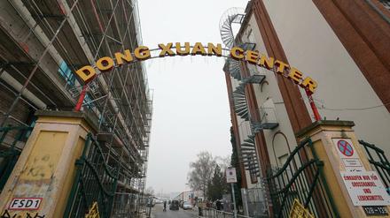 Blick auf das Eingangstor zum Dong Xuan Center. 