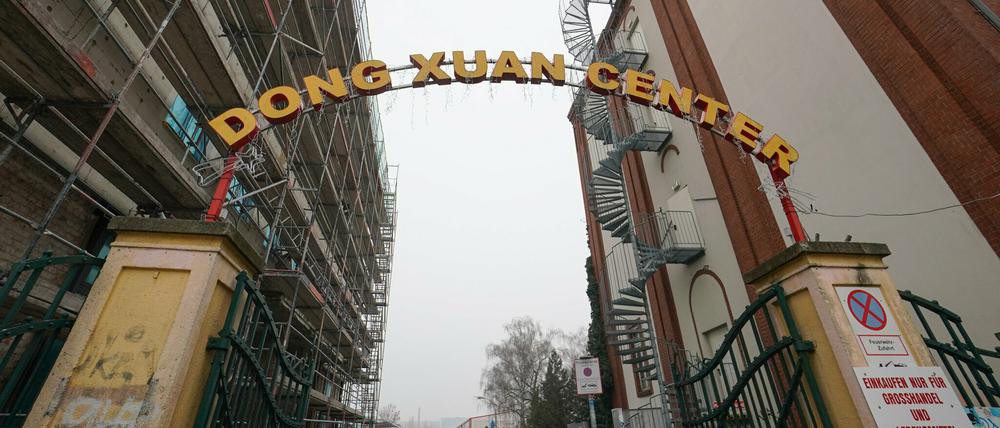 Blick auf das Eingangstor zum Dong Xuan Center.