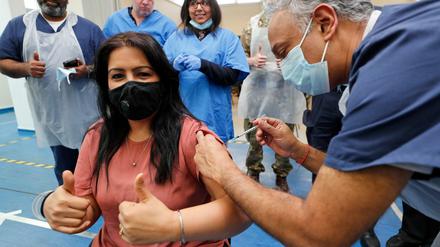 Eine Frau in London wird gegen das Coronavirus geimpft.
