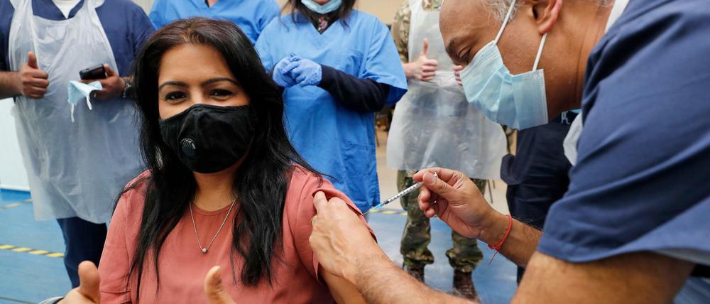 Eine Frau in London wird gegen das Coronavirus geimpft.