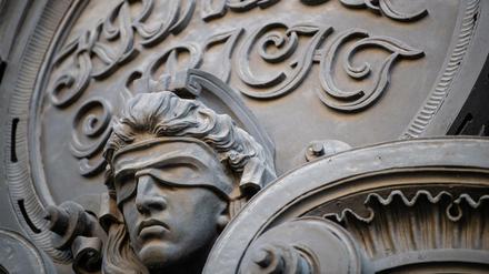 Die blinde Gerechtigkeit - am Eingang des Kriminalgerichts Moabit.