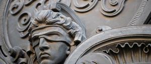 Die blinde Gerechtigkeit - am Eingang des Kriminalgerichts Moabit.