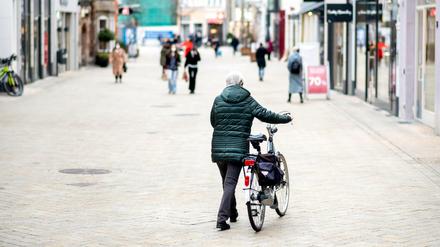 Wenig belebte Fußgängerzone in der Innenstadt von Oldenburg in Niedersachsen