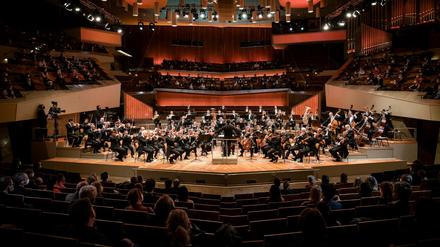Gut verteilt im Saal. Die Berliner Philharmoniker haben Samstag erstmals seit Monaten wieder vor einem größeren Publikum gespielt. 