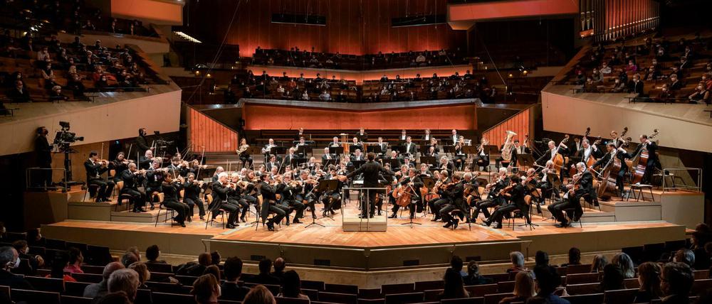 Gut verteilt im Saal. Die Berliner Philharmoniker haben Samstag erstmals seit Monaten wieder vor einem größeren Publikum gespielt. 