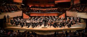 Gut verteilt im Saal. Die Berliner Philharmoniker haben Samstag erstmals seit Monaten wieder vor einem größeren Publikum gespielt. 