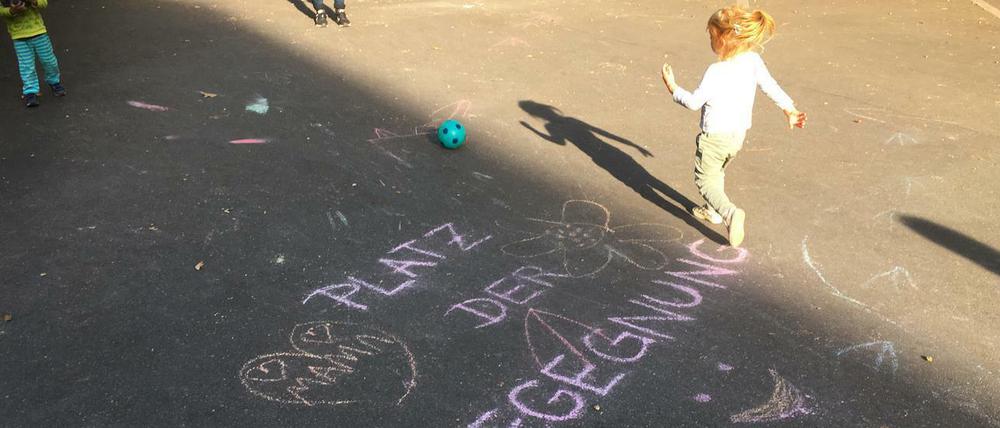 Die Kinder haben den „Platz der Begegnung“ schnell für sich erobert.