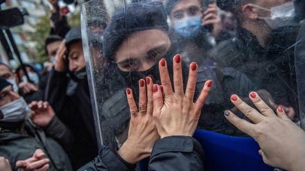 Polizei geht gegen Demonstrantinnen vor, die gegen den Rückzug der Türkei aus der Frauenrechts-Konvention demonstrieren.