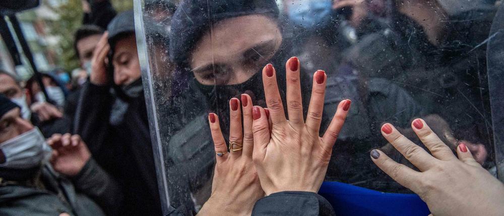 Polizei geht gegen Demonstrantinnen vor, die gegen den Rückzug der Türkei aus der Frauenrechts-Konvention demonstrieren. 