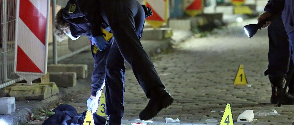 Tödlicher Messerangriff. Nach dem Attentat auf ein schwules Paar im Oktober 2020 in Dresden untersucht die Polizei den Tatort. Im April beginnt der Prozess gegen den islamistischen Täter