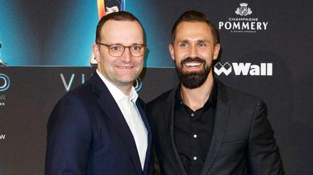 Bundesgesundheitsminister Jens Spahn (CDU) mit seinem Ehemann Daniel Funke.