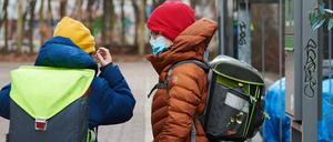 Zwei Schüler vor dem Eingang einer Grundschule in Prenzlauer Berg.