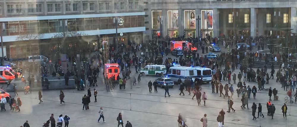 Nach einem Aufruf in sozialen Medien ist es 2019 auf dem Berliner Alexanderplatz zu einer Massenschlägerei gekommen.