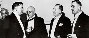 Gratulanten. Heinrich Mann (2. von rechts) bei seinem 60. Geburtstag in der Akademie der Künste, mit Bruder Thomas (v. r. n. l.), Arthur Eloesser und Adolf Grimme.