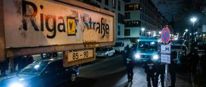 Polizisten stehen um einen Mannschaftswagen während eines Einsatzes in der Rigaer Straße. 