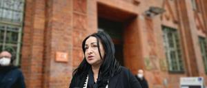 Gesundheitssenatorin Dilek Kalayci (SPD) spricht vor ihrem Amtssitz in Berlin-Kreuzberg.