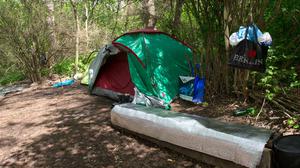 Zelt eines Obdachlosen in einem Park in Berlin-Lichtenberg.