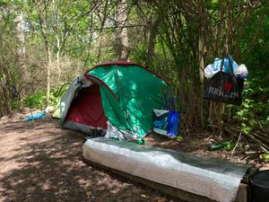 Zelt eines Obdachlosen in einem Park in Berlin-Lichtenberg.