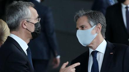 Der amerikanische Außenminister Antony Blinken (rechts) im Gespräch mit Nato-Generalsekretär Jens Stoltenberg nach dem Treffen der Nato-Außenminister in Brüssel am 23. März 2021.