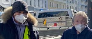 Schüler besucht Seniorin in der Pandemie.