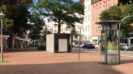Der Metzer Platz in Berlin-Spandau an der Pichelsdorfer Straße. Mittenmang: das neue Klo. Das Foto entstand von der Restaurantterrasse.