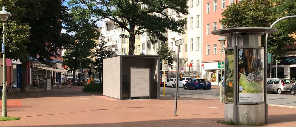 Der Metzer Platz in Berlin-Spandau an der Pichelsdorfer Straße. Mittenmang: das neue Klo. Das Foto entstand von der Restaurantterrasse.