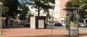 Der Metzer Platz in Berlin-Spandau an der Pichelsdorfer Straße. Mittenmang: das neue Klo. Das Foto entstand von der Restaurantterrasse.