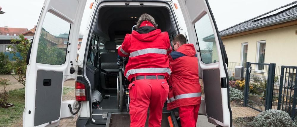 Fahrdienste für behinderte Menschen (Symbolfoto) sehen ihre Dienstleistung nicht mit denen "normaler" Taxibetriebe vergleichbar.