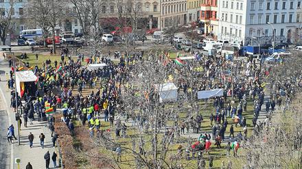 Auf dem Oranienplatz wurde das Kurdische Frühlingsfest gefeiert - viele hielten keinen Abstand.